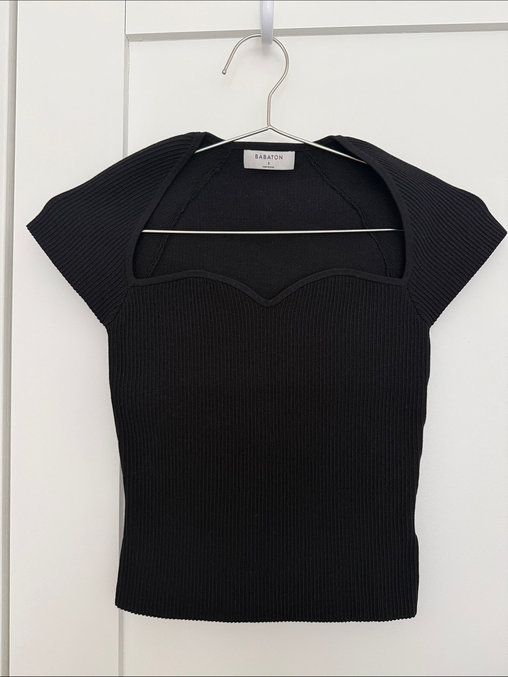 Babaton Black Ribbed Sweetheart Crop Top with Cap Sleeves